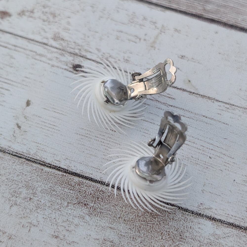 Vintage Clip On Earrings Off White Unusual Retro 1950's Large Statement - Picture 6 of 6